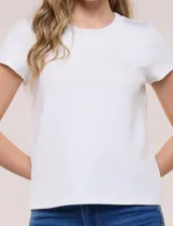 Remera celeste de manga corta, con cuello redondo y detalle calado en el rib del escote, de corte recto y ajuste cómodo.