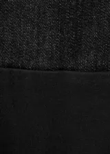 Top de denim negro, de corte ajustado al cuerpo, con escote cuadrado y tirantes finos.