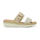 Sandalia de taco corrido Korium Confort Zaniah, color beige, con doble tira en el empeine con textura y detalle de hebilla con herraje y tachas doradas. Cuenta con plataforma y suela acolchada para mayor comodidad.