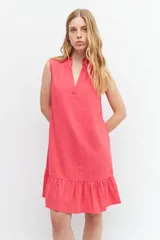 Vestido corto fucsia de lino, sin mangas, con cuello mao con volados y volado en el ruedo.