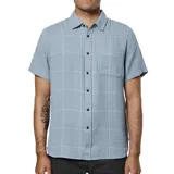 Camisa celeste con diseño a cuadros blancos, de manga corta, con cuello clásico, cierre frontal con botones marrones y bolsillo de parche en el pecho.