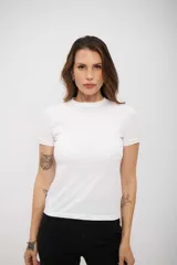 Remera blanca de manga corta, cuello redondo y calce ajustado al cuerpo.