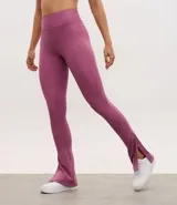 Pantalón deportivo tipo legging flare de tiro alto, confeccionado en microfibra con abertura lateral en el ruedo.