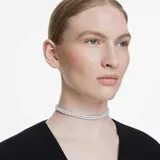 Gargantilla de Swarovski, modelo Matrix, con doble hilera de circonias blancas engarzadas en baño de rodio. Ajustable con cierre de bola deslizante.