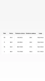 Vestido largo de tela vaporosa con estampado tie-dye en tonos azules y blancos. Presenta un escote halter con drapeado pronunciado y aberturas laterales en la cintura.