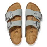 Sandalias Birkenstock Arizona Big Buckle color Pure Sage, con dos correas ajustables y hebillas grandes plateadas.