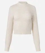 Suéter de punto texturizado color marrón, con cuello redondo, manga larga y puños y bajo acanalados.