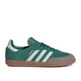 Championes Adidas Samba OG, color verde bosque con puntera de gamuza gris y tres franjas laterales blancas. Suela de goma color caramelo.