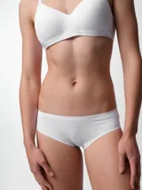 Bombacha tipo bikini de microfibra con corte láser, diseño de tiro medio y calce limpio sin costuras visibles.