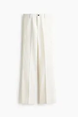 Jeans de denim blanco off-white, de tiro alto y corte acampanado con botamanga ancha y raya marcada al frente.