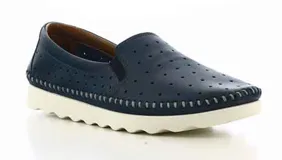 Zapatos tipo slip-on color azul marino, con diseño perforado en toda la superficie y costuras decorativas visibles en el borde. Presentan una suela de plataforma dentada en color blanco.