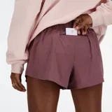 Short de running New Balance, color borgoña, con cintura elástica, calza interior y logo estampado en el lateral.