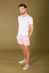 Short de baño azul marino con estampado de flores celestes, cintura elástica regulable con cordón y bolsillos laterales.