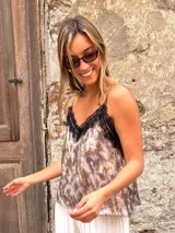 Musculosa con tirantes finos, escote en V con detalle de encaje negro y diseño estampado.