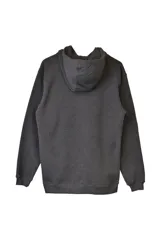 Canguro de felpa color negro, con capucha ajustable mediante cordones, bolsillo frontal tipo canguro y puños y ruedo acanalados.