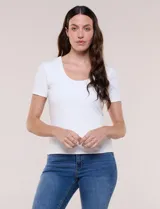 Remera básica de modal, marca Industry, color blanco, con escote redondo y mangas cortas.