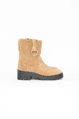 Bota corta de cuero nobuck color avena, con suela track negra, taco bajo y detalle de tira con argolla metálica en el lateral.