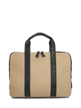 Maletín Hush Puppies modelo Helston Bag, color beige con detalles en negro. Cuenta con doble asa de mano, tiras frontales con el logotipo de la marca impreso, bolsillo frontal con broche y cierre superior.