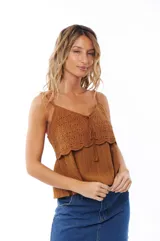 Blusa color marrón con breteles finos, escote en V y detalle de crochet en la parte superior.