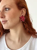 Aros colgantes con forma de flor roja con borde plateado y centro de cuentas rojas facetadas.