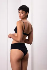 Bombacha tipo vedetina de tiro alto, confeccionada en algodón suave con faja en la cintura para un ajuste cómodo y delicado.