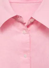 Camisa rosa de lino, de corte oversize, manga larga con puños abotonados y cuello camisero.