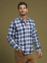 Camisa a cuadros azul, blanca y celeste, de manga larga y corte regular fit.