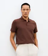 Remera polo de hombre con textura acanalada, corte slim, cuello inglés con botones y mangas cortas.