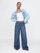 Pantalón de jean con corte baggy y tiro medio, de color azul índigo con efecto lavado.