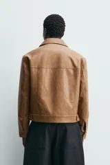 Sobrecamisa de hombre regular fit de manga larga con efecto piel en color marrón. Cuenta con cuello solapa, bolsillos de vivo en la cadera, cierre frontal con botones y puños abotonados.