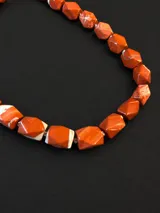 Collar de piedras naturales de cuarzo fresa con tallado octogonal, intercaladas con pequeñas cuentas metálicas doradas. Cuenta con cierre y detalles en gold filled 24k.