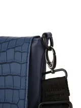 Bandolera Terrano modelo Astrid de color negro, con solapa de textura símil cocodrilo y base lisa. Cuenta con correa ancha regulable con inscripciones de la marca y herrajes metálicos oscuros.