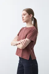 Remera de algodón de manga corta con cuello redondo a la base y diseño con aberturas laterales en el ruedo.