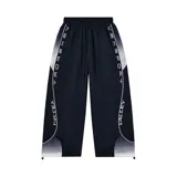 Pantalón deportivo de corte baggy, color negro con paneles laterales en degradé gris y detalles de líneas blancas. Presenta estampado tipográfico en los laterales y cordón ajustable en la cintura y en los tobillos.