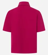 Camisa de manga corta color azul marino en tejido airflow texturizado, con cuello camisero, bolsillos frontales con solapa y botones metalizados dorados.