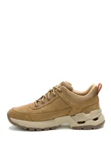 Calzado de trekking Caterpillar modelo Surge Hiker Lo, color marrón, fabricado en nubuck encerado y malla de nailon. Cuenta con suela exterior de goma duradera, tecnología SRX para resistencia al deslizamiento y entresuela de EVA con amortiguación.