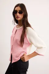 Saco de algodón tejido, color beige con mangas y detalles en blanco, escote en V y cierre frontal de botones.