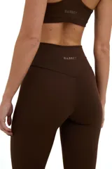 Calza larga marrón de compresión media, con cintura alta de doble tela y corte en la parte posterior.