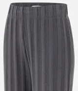 Pantalón de corte recto con cintura alta elástica, confeccionado en tejido acanalado con textura rayada en relieve. Presenta un diseño cómodo y versátil, ideal para uso diario.