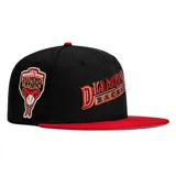 Gorro New Era 59FIFTY de los Diamondbacks de Arizona, color negro con visera roja y logo del equipo bordado en el frente. Presenta un parche conmemorativo del año inaugural del equipo en el lateral.