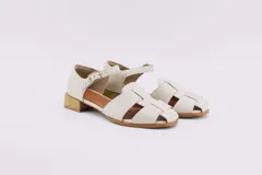 Sandalias de cuero color marrón con tiras entrecruzadas, hebilla lateral y taco cuadrado de madera.