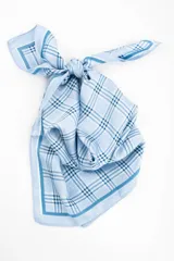 Bandana cuadrada de textura ligera, color celeste con un diseño de patrón a cuadros en tonos azules y blancos, y un borde sólido enmarcando el diseño.