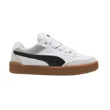 Championes Puma modelo Park Lifestyle SK8, de diseño urbano inspirado en el skate. Presentan una base de cuero blanco con detalles en gamuza gris claro en la puntera y el talón, destacando la icónica franja lateral de Puma en color negro. La suela es de goma color caramelo, proporcionando un contraste clásico y duradero.