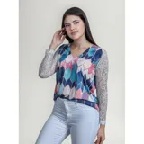 Blusa de manga larga con cuerpo estampado en diseño de rombos geométricos en tonos azules, celestes y amarillos, y mangas de encaje blanco. Presenta escote en V.