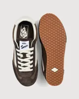 Championes Vans modelo Super Lowpro, de perfil bajo inspiradas en las zapatillas de competición Serio. Confeccionadas en ante y material sintético color marrón, presentan detalles perforados en los laterales, la icónica banda lateral Sidestripe en blanco y suela de caucho con diseño Waffle.