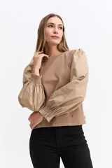 Remera de algodón con cuerpo liso y mangas largas abullonadas en popelina, con puños elásticos fruncidos.