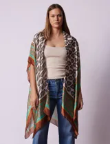 Kimono largo de satén con estampado de arabescos en tonos beige, marrón, verde y naranja.