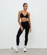 Top deportivo Get Over de microfibra, con escote en V, tirantes finos y diseño ergonómico para mayor soporte durante el entrenamiento.