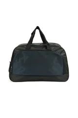 Bolso de poliéster color negro con bolsillo frontal de red. Tiene correa regulable y asas de mano.