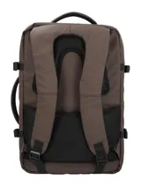 Mochila y maletín unisex de color marrón, confeccionada en poliéster reciclado repelente al agua. Presenta tres compartimentos independientes con cierre de cremallera, compartimento para laptop de 15 pulgadas, triple bolsillo frontal con cierre y mango lateral para transporte manual. Incluye correas ajustables, respaldo acolchado y pasador para maleta.